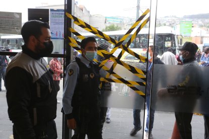 La puerta principal resultó rota luego de que los usuarios la empujaran.