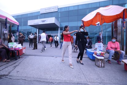 Lisbeth Cerezo (de negro) prefiere lucir formal.