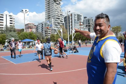 Paulo Pérez muestra el aro donde Jimmy Butler se colgó sin ningún problema.