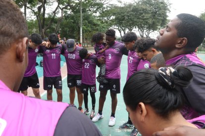 Siempre se comienza con una oración en los entrenamientos del balonmano.