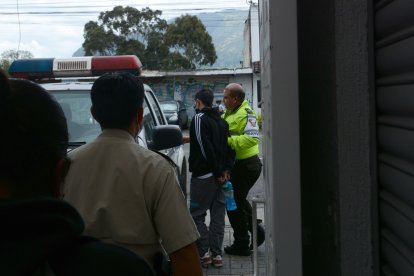 El detenido saliendo de la Jefatura.