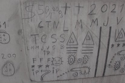 En la fachada del Cementerio Patrimonial de Guayaquil dibujaron figuras raras.