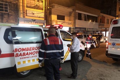 Fuera de la ambulancia, Marco Antonio Enríquez, hermano del sargento José, rogaba por la salud de su hermano.