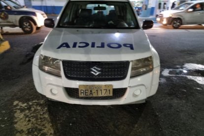 La patrulla en la que estaban los agentes brindando resguardo, también tiene huellas de disparos.