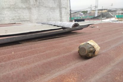 La granada quedó sobre el techo de una casa.