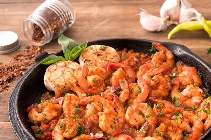 El clavo de olor resalta los sabores de los camarones a la diabla.