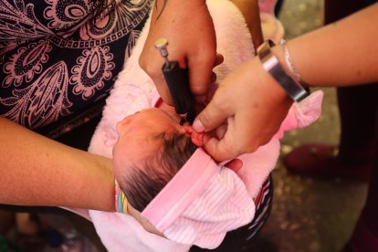 El orificio se realiza con una pistola de perforación. Antes de hacerlo se coloca una crema que anestesia esa área de la oreja.