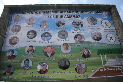 En la cancha, donde murió la mayoría, se colocó una pancarta con los rostros de los caídos.