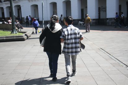 Maikel acompaña a su madre a las diligencias en el Municipio de Quito.