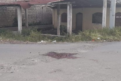 Hasta la mañana de ayer sábado, todavía había sangre en la calle donde mataron a la Chancha, de 16 años de edad.