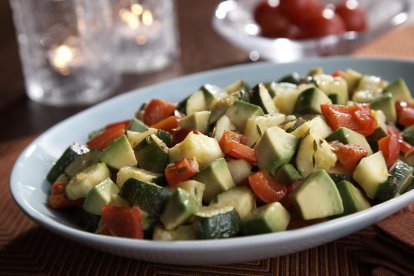 Una buena ensalada de aguacate ‘levanta’ a cualquiera, por su composición vitamínica. Aporta cantidades destacables de vitamina E, potente antioxidante.