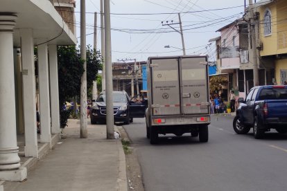 En una ambulancia de Medicina Legal, la mujer fue llevada al centro forense.