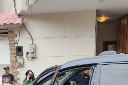 En su auto fue acribillada la funcionaria publica.