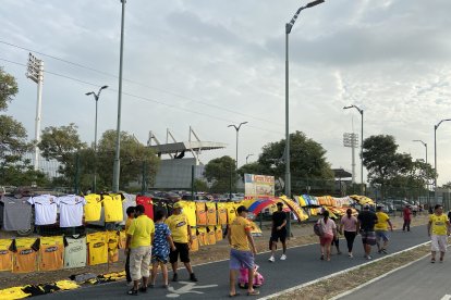 Las ventas fuera del estadio sirven para hacer un dinerito más.