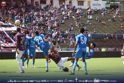 El partido entre D. Quito y Espoli resultó empatado 2-2.
