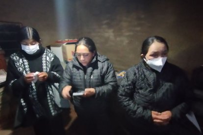 Imelda (der.) dice que el padre de Jorge murió en 2021 con COVID y por eso él decidió migrar.