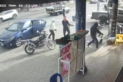 Los sujetos llegaron a bordo de un auto azul y se bajaron armados. Uno llevaba un fusil.