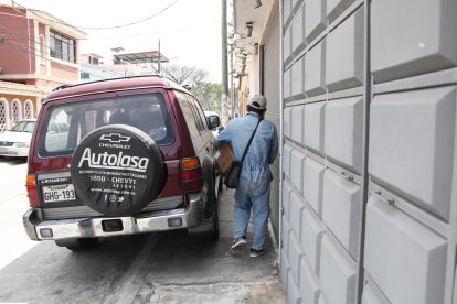 Los garajes improvisados reducen el espacio público e interrumpen el paso para la circulación de los peatones.