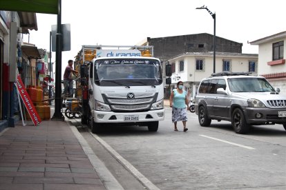 Los obstáculos en el espacio público obliga a los peatones a caminar en medio de la calle con el peligro de que un carro los atropelle.
