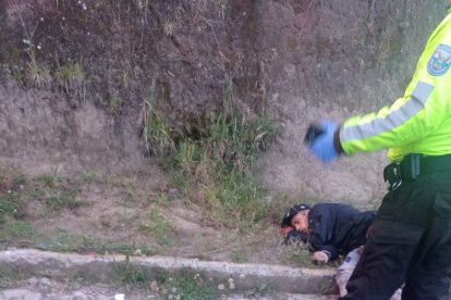 A simple vista, los agentes se percataron de que el hombre tenía una sola herida de puñal en el brazo izquierdo.