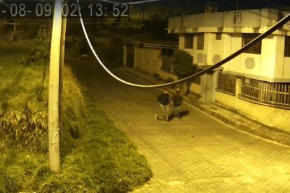 En la imagen se mira a la víctima y a la mujer.