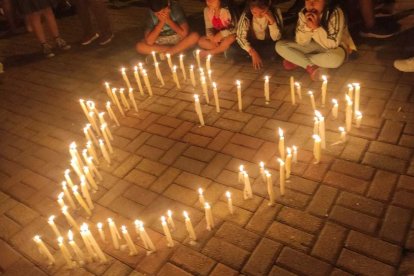 Amigos y familiares de víctimas hicieron vigilia fuera del recinto judicial.