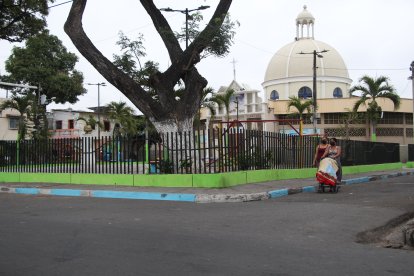 En este parque, junto a la iglesia, ocurrió la balacera que mantiene a un menor de edad postrado en la cama de un hospital.