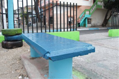 En esta banca de cemento estaba sentado el pequeño que resultó afectado.