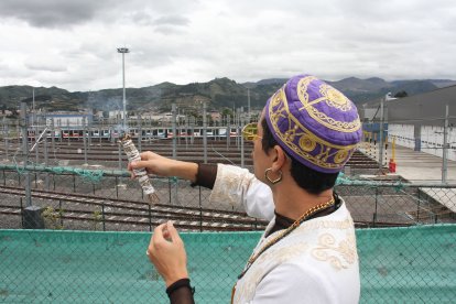 También prendió un  sahumerio de hierbas medicinales para quitar el mal de ojo.