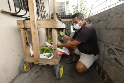 Con sus propias manos construyó esta carreta Santiago, en ella  vende verdes.