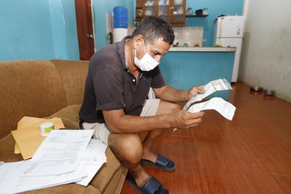 Santiago asegura que las deudas no lo dejan dormir.