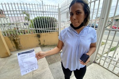 Marina muestra el aviso de corte de servicio y cuyo horario no fue respetado.