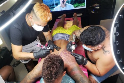 Al actual jugador de Peñarol de Uruguay, Billy Arce, le hizo un tatuaje en la espalda.