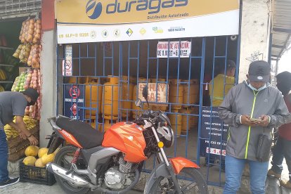 Por esquivar a la despachadora de gas, el camión se habría estrellado con el local de frutas.