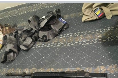 Una de las armas decomisadas durante el operativo policial