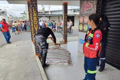 La joven había llegado hasta una panadería, en la esquina de la calle J3, entre J16 y J17, cuando un sujeto en una motocicleta le descargó cinco disparos.