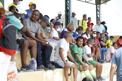 Las gradas las ocupan  hinchas y exjugadores de varios equipos.