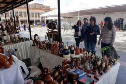 Los artesanos de Cuenca le mostrarán a los visitantes cómo hacen sus obras.