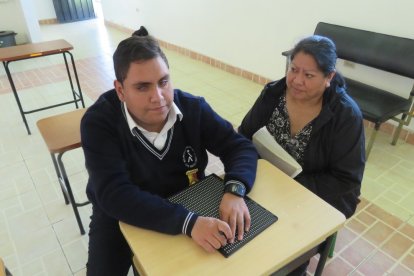 Ángel Hernández  y su mamá Patricia Cazco, quien quiere también ir a la universidad con su hijo