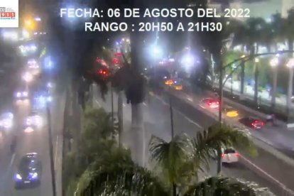 Captura de video de la cámara de seguridad ubicada en los exteriores del centro comercial.