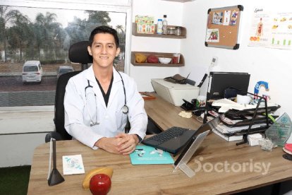 El Lcdo. Rodney Chóez, nutricionista clínico, graduado de la ESPOL, ha dado charlas sobre alimentación saludable.