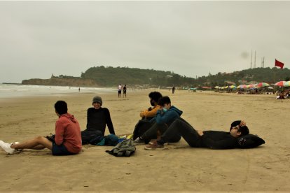 Ni el ‘pacheco’ les cortó el momento ameno a este grupo de jóvenes.