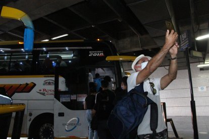 El cubano Amauri Eginosa se hizo una selfie antes de subir al bus que lo trasladaría hasta Playas.
