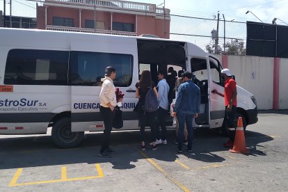 Quince personas viajaron cómodamente en este microbús.