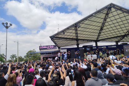 Una multitud esperaba al féretro de Gerardo en la Plaza Cívica de Manta.