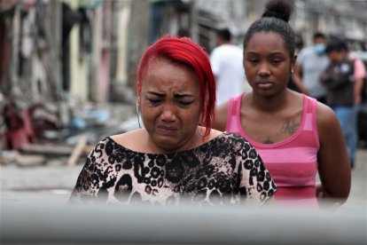 Familiares de Roxana Montaño se daban consuelo para calmar el dolor por su trágico deceso.