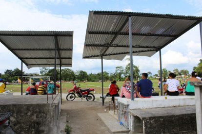 Los aficionados buscan los mausoleos más cómodos para observar los duelos deportivos sin miedo a las lamas.