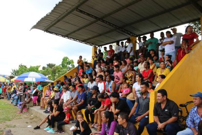 En la tribuna del estadio de la comunidad Cupa no hay espacio pa' tanta gente, por eso buscan el 'palco del más allá'.