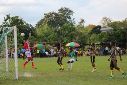 Deportivo Cupa (amarillo y negro) venció 2-0 a Los Rayos en el clásico de la comunidad Cupa del cantón Quinindé.