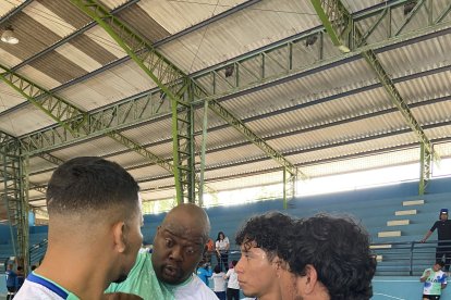 El lenguaje de las señas en todo su esplendor, los jugadores comienzan a dar su charla técnica antes del partido.